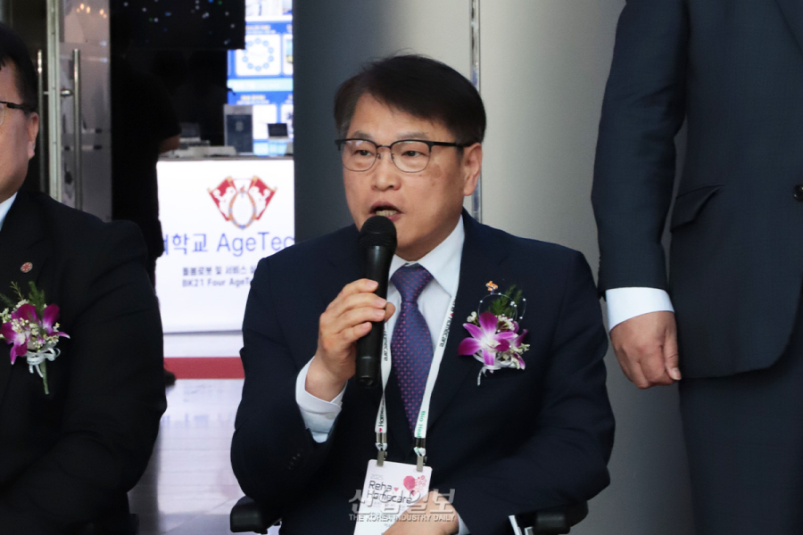 ‘2025 홈케어·재활·복지전시회’ 개막, 가정용 의료기기부터 AI 돌봄로봇까지