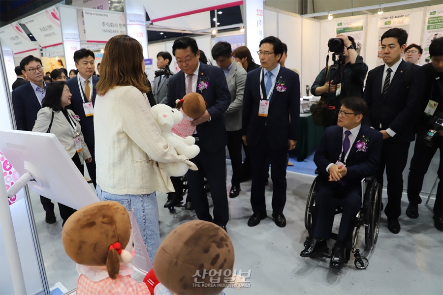 ‘2025 홈케어·재활·복지전시회’ 개막, 가정용 의료기기부터 AI 돌봄로봇까지