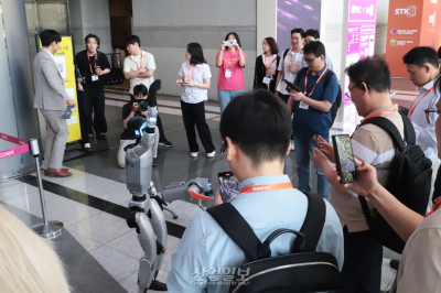[포토뉴스] STK 2025, 휴머노이드 로봇이 참관객 맞이나서