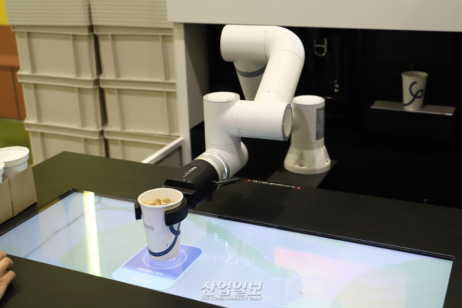 3.3㎡ AI 바리스타 로봇 등장…고객과 충돌 방지·서빙 동선 판단