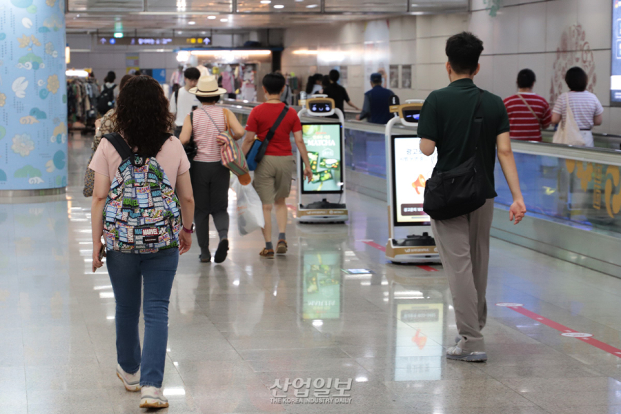 9호선, ‘서비스 로봇’ 실증 중…길 안내부터 움직이는 광고까지