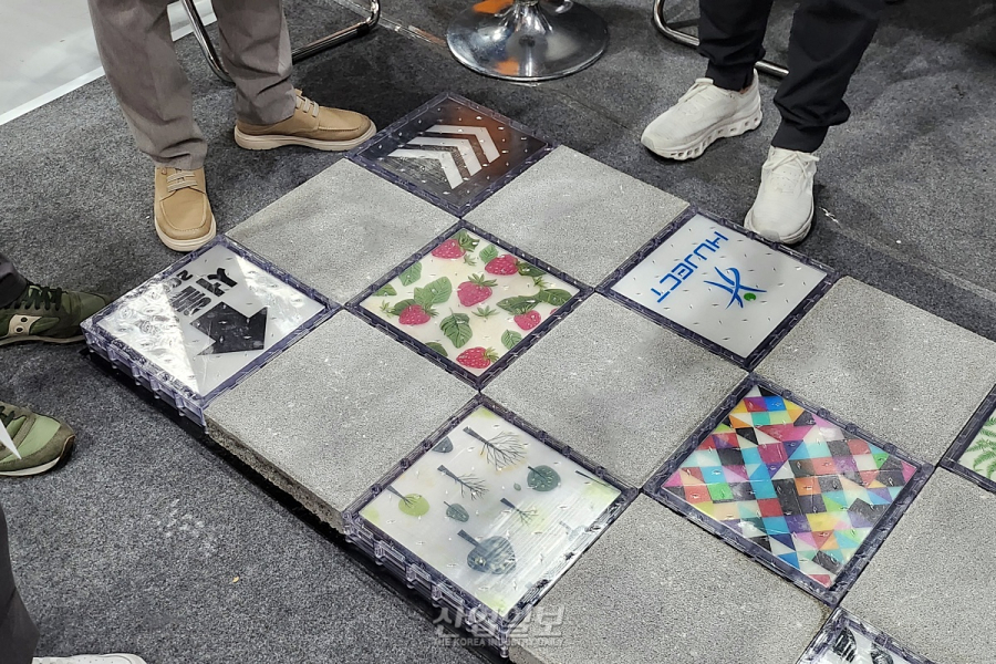 걸어서 전기 생산…휴젝트의 자가발전 보도블록