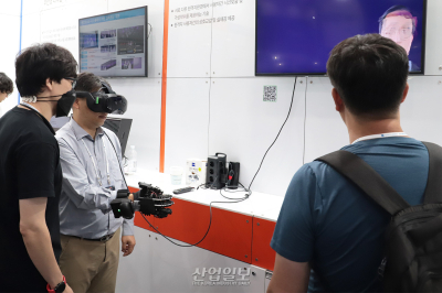 산업이야기 XR 속 아바타와 눈 맞추고, 악수도 실제처럼 이미지