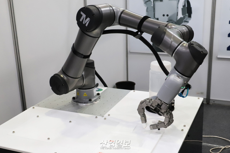 테솔로, 범용성 높인 4지 그리퍼로 디스플레이 산업 공략