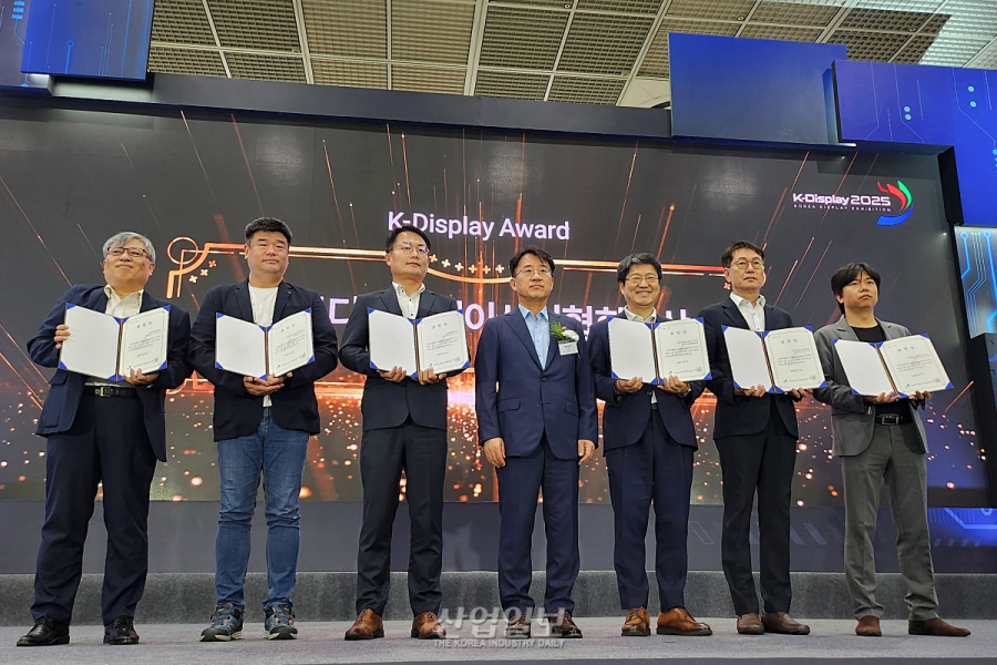[포토뉴스] ‘2025 K-디스플레이 어워드’, 디스플레이 산업 발전 기여 기업들 수상