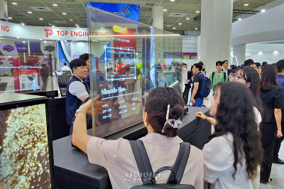 선명한 화질에 개방감까지…관람객 사로잡은 투명 OLED