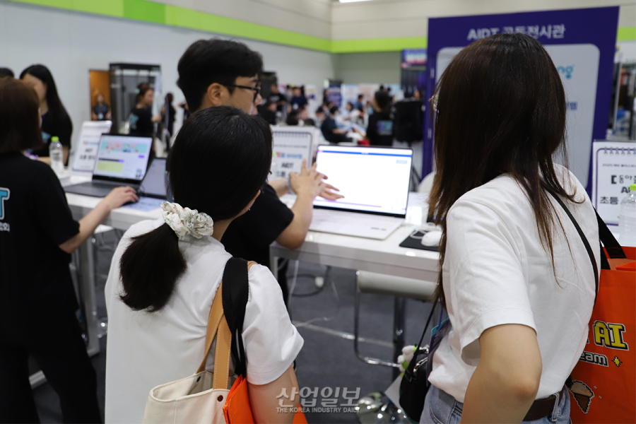 [포토뉴스] AIDT, 교육자료 변경에도 ‘관심 집중’