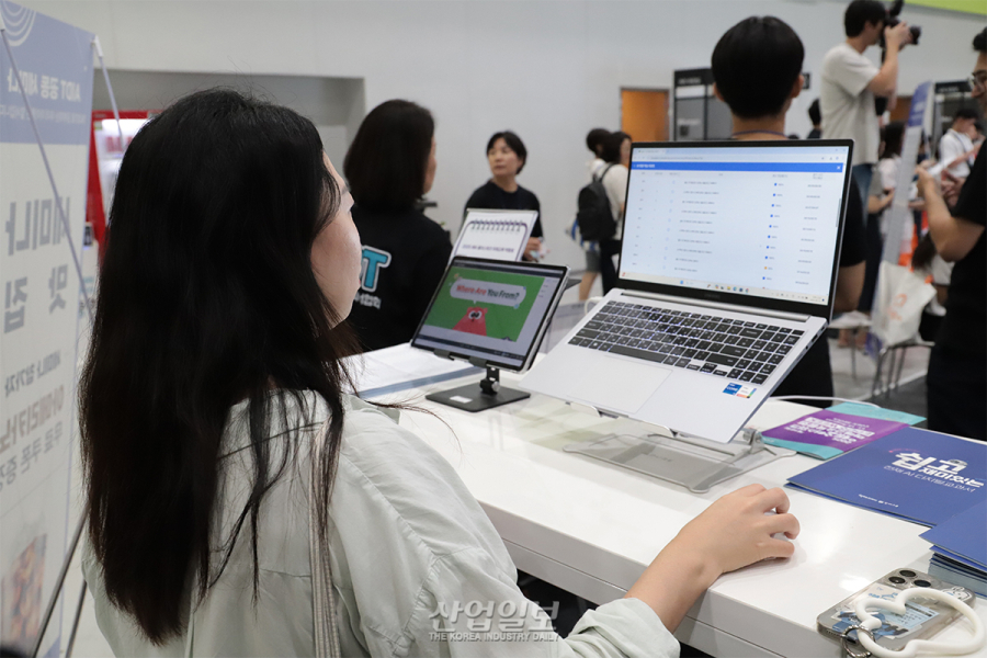 [포토뉴스] AIDT, 교육자료 변경에도 ‘관심 집중’