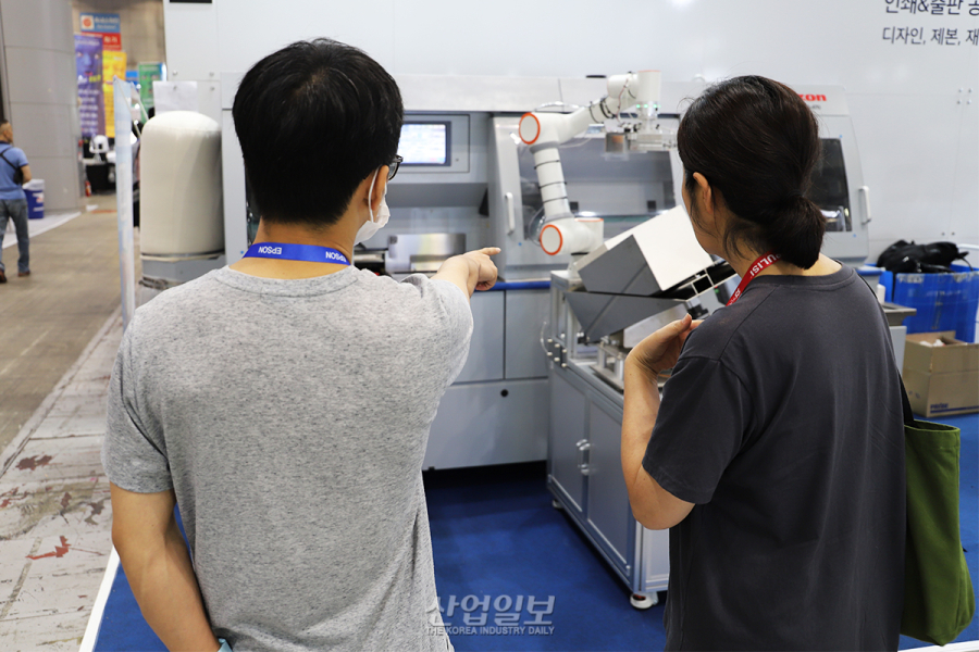 프리비, 로봇 제본 자동화·AI 디자인 ‘스마트 솔루션’ 공개