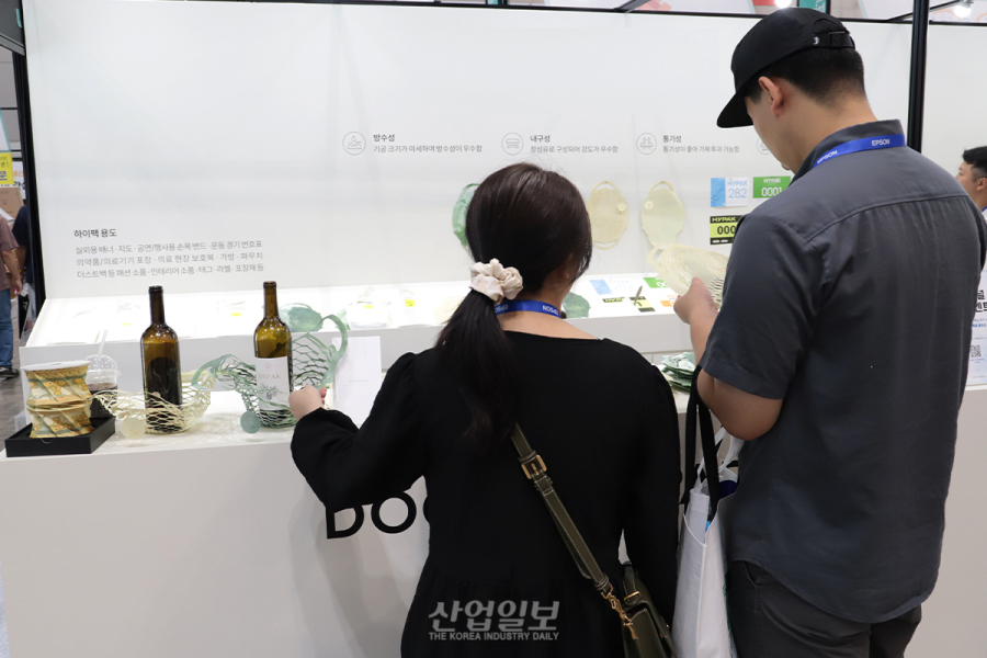 두성종이, HDPE 인쇄 소재 ‘하이팩’ 공개…손목밴드·포장재·보호복 활용