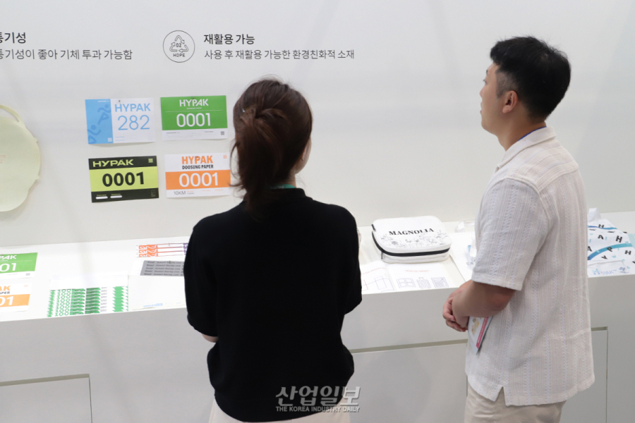 두성종이, HDPE 인쇄 소재 ‘하이팩’ 공개…손목밴드·포장재·보호복 활용