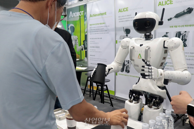 [산업AI EXPO] 에이로봇 4세대 휴머노이드 ‘앨리스’, 정밀 제어·저소음 보행 구현