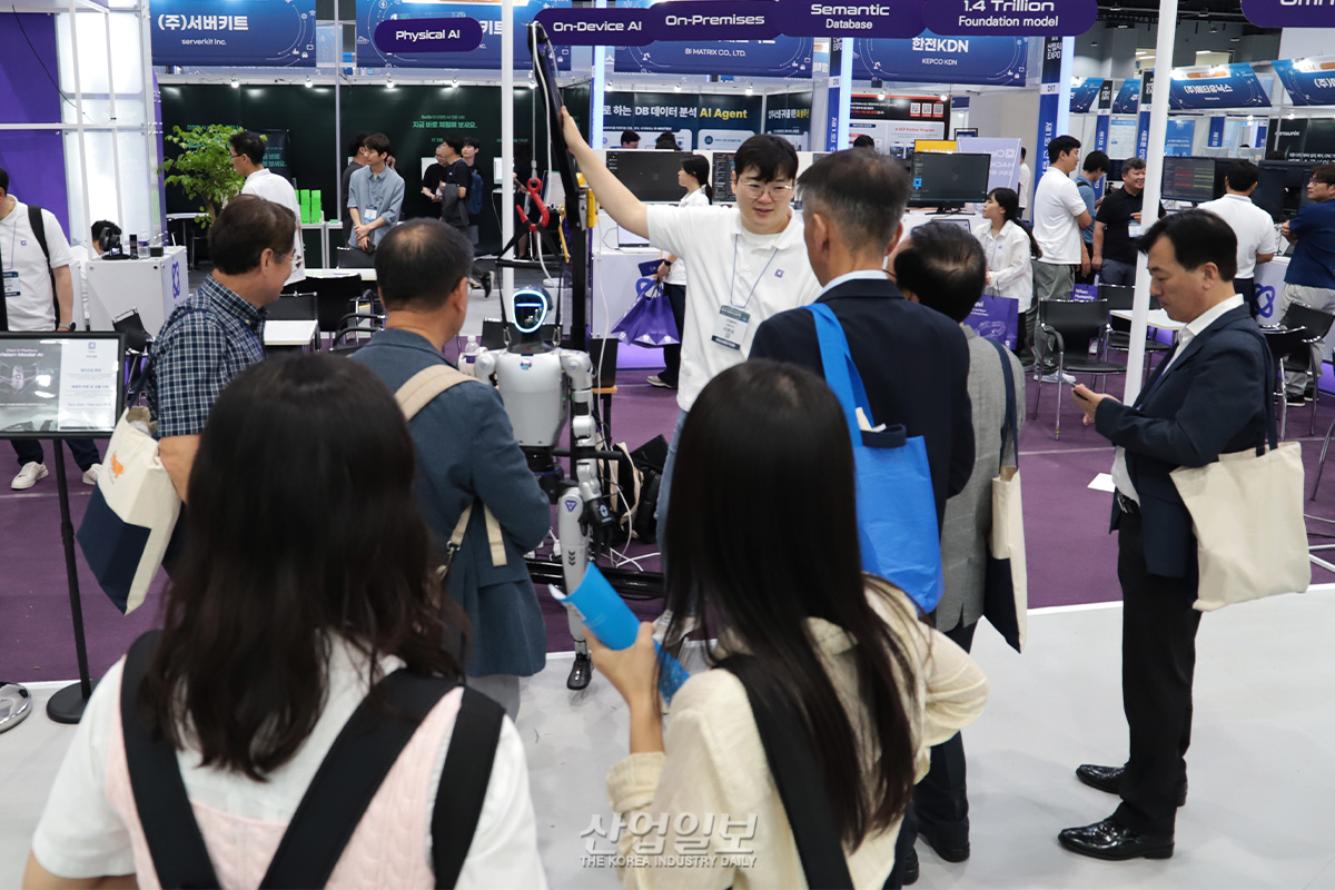 [산업AI EXPO] 피지컬 AI 한발 가까이, 인간 행동 모방하는 로봇 등장 - 뉴스 썸네일 이미지