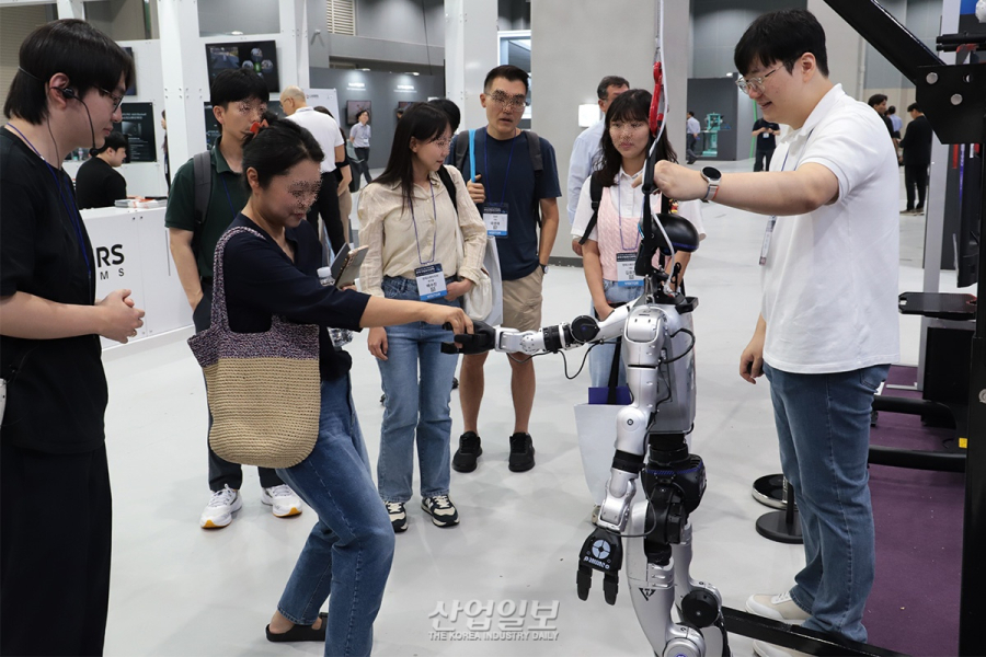 [산업AI EXPO] 피지컬 AI 한발 가까이, 인간 행동 모방하는 로봇 등장