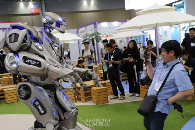 [포토뉴스] 킨텍스에 등장한 거대 로봇, 참관객에 말 걸고 노래