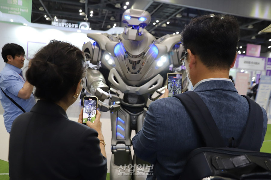 [포토뉴스] 킨텍스에 등장한 거대 로봇, 참관객에 말 걸고 노래