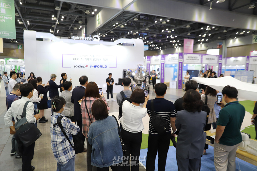 [포토뉴스] 킨텍스에 등장한 거대 로봇, 참관객에 말 걸고 노래