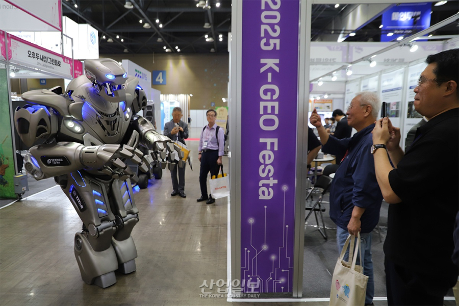 [포토뉴스] 킨텍스에 등장한 거대 로봇, 참관객에 말 걸고 노래