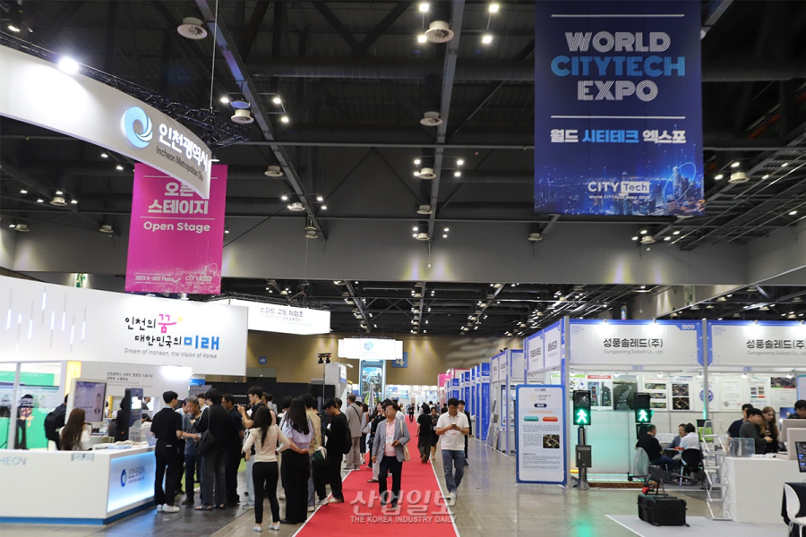 [포토뉴스] 킨텍스에 등장한 거대 로봇, 참관객에 말 걸고 노래