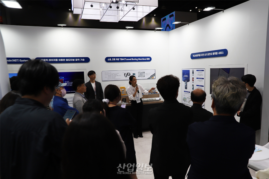 복잡한 환승역 길찾기, 영상측위·AR 기술이 돕는다