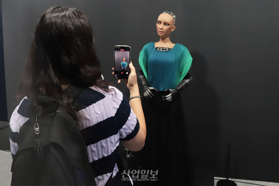 [포토뉴스] 휴머노이드 ‘소피아’와 대화 나눠볼까
