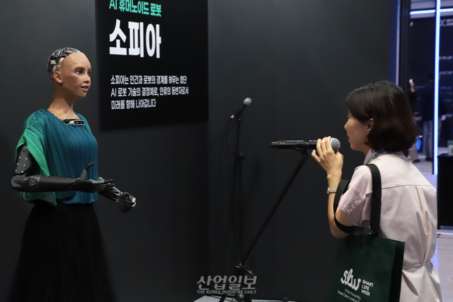 [포토뉴스] 휴머노이드 ‘소피아’와 대화 나눠볼까