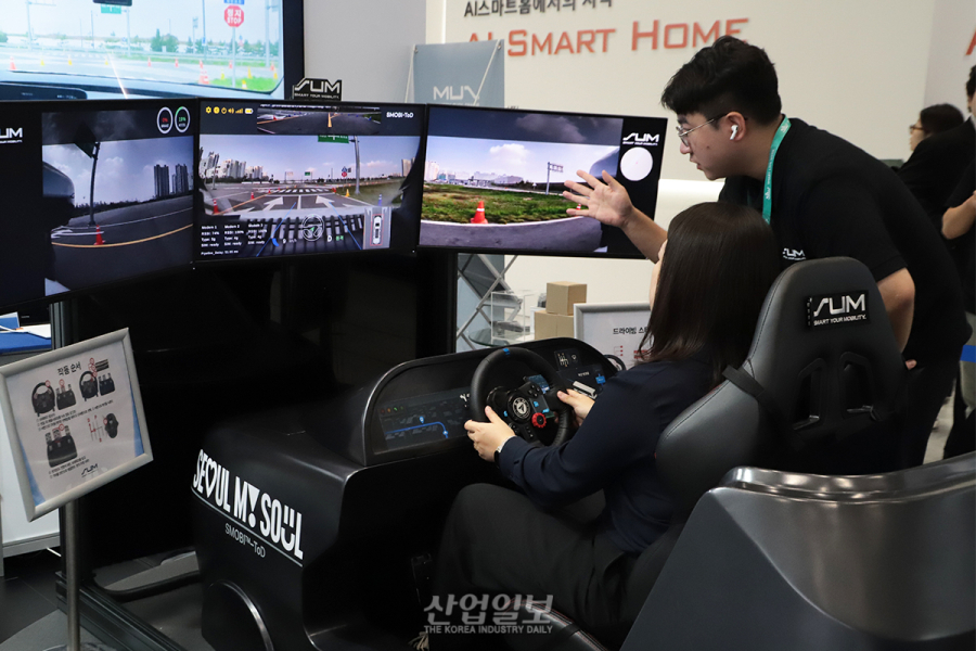 SUM, 코엑스서 시흥의 차량 조종하는 원격주행 솔루션 시연