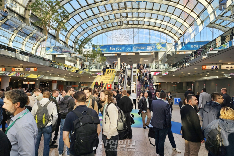 [독일 K 2025 현장]‘플라스틱의 역습’… ‘친환경·스마트’ 옷 입고 미래 산업으로 귀환