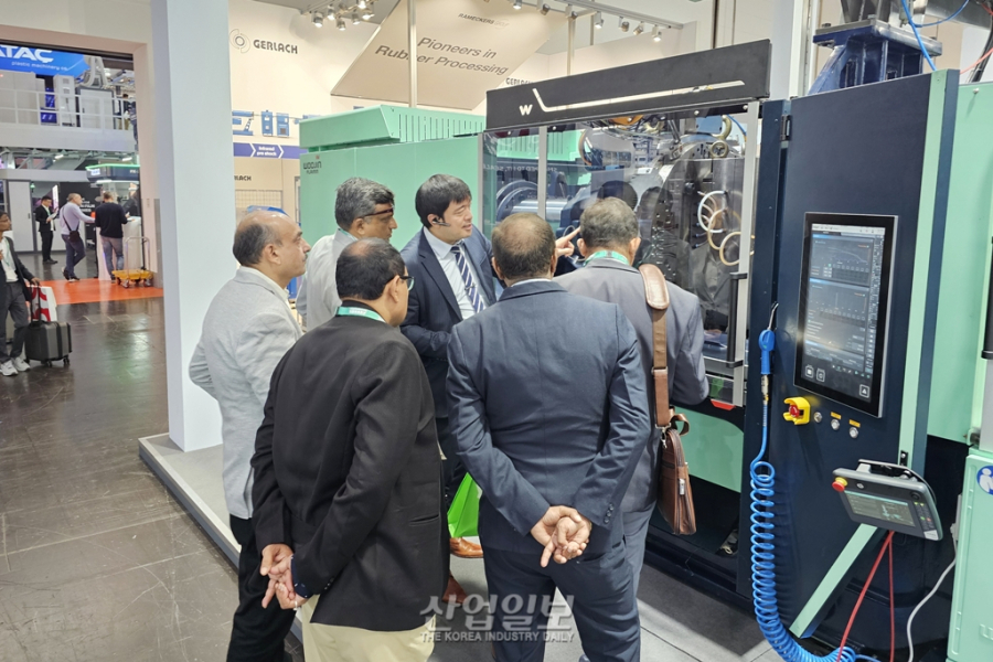 [독일 K 2025 현장] ‘타이바리스 사출기’로 제조업 미래 제시… 우진플라임, K 2025서 기술 혁신 선보여