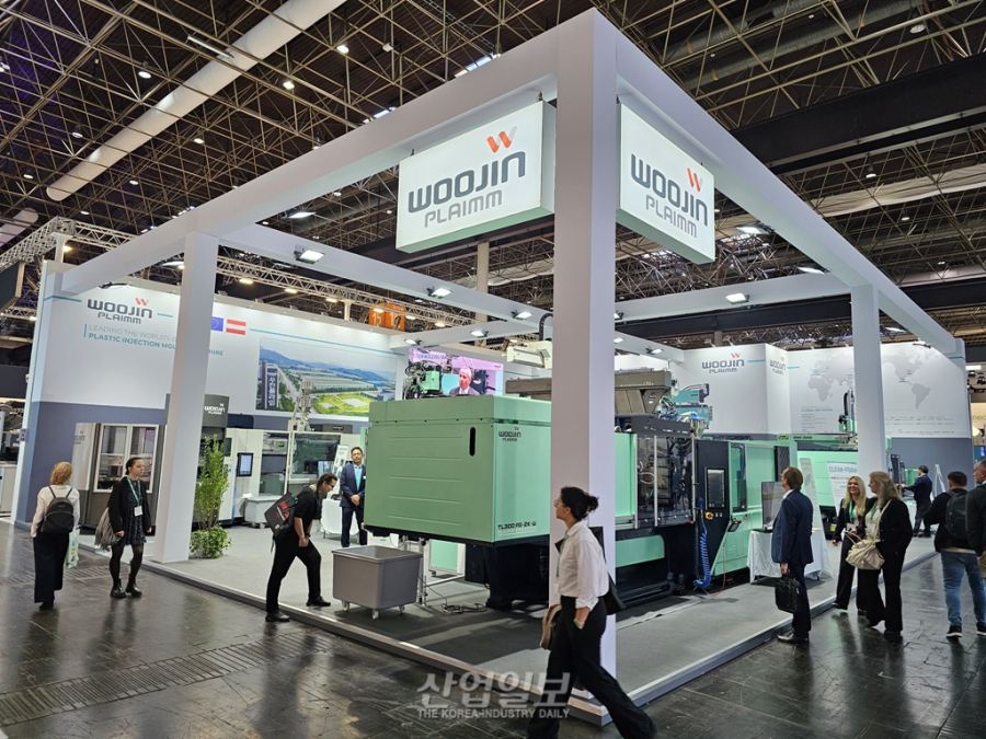 [독일 K 2025 현장] ‘타이바리스 사출기’로 제조업 미래 제시… 우진플라임, K 2025서 기술 혁신 선보여