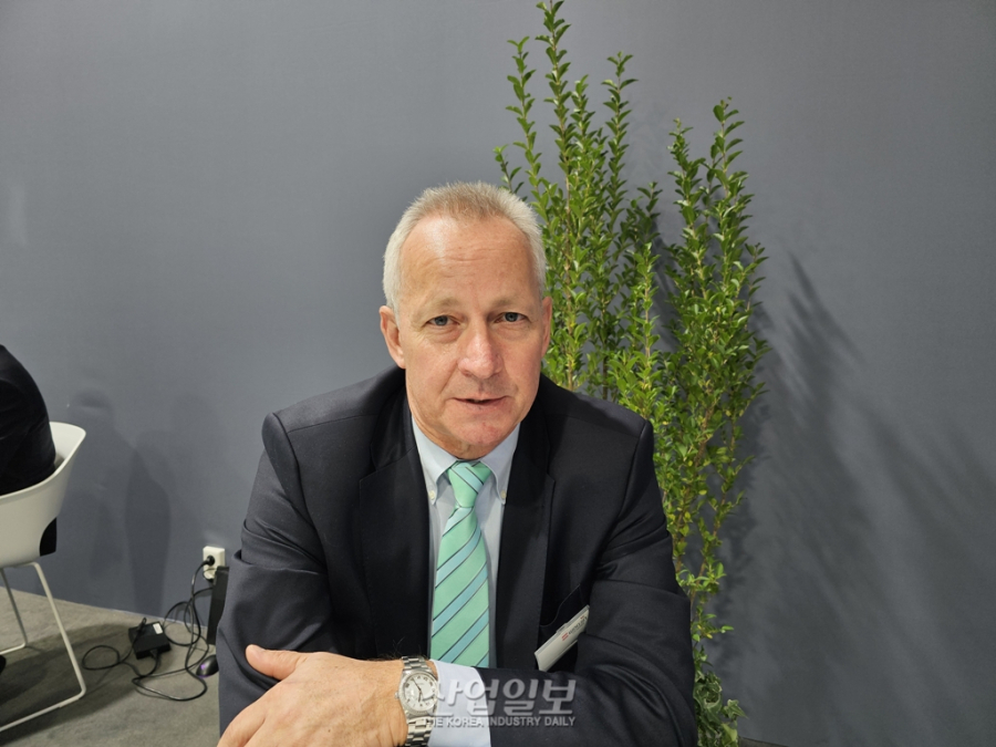 [독일 K 2025 현장] ‘타이바리스 사출기’로 제조업 미래 제시… 우진플라임, K 2025서 기술 혁신 선보여