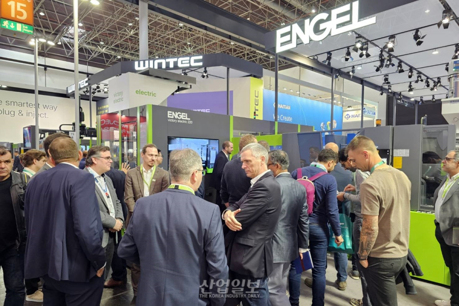 [독일 K 2025 현장] 엔겔, AI·경량화·순환경제를 연결하는 미래형 사출 기술 제시