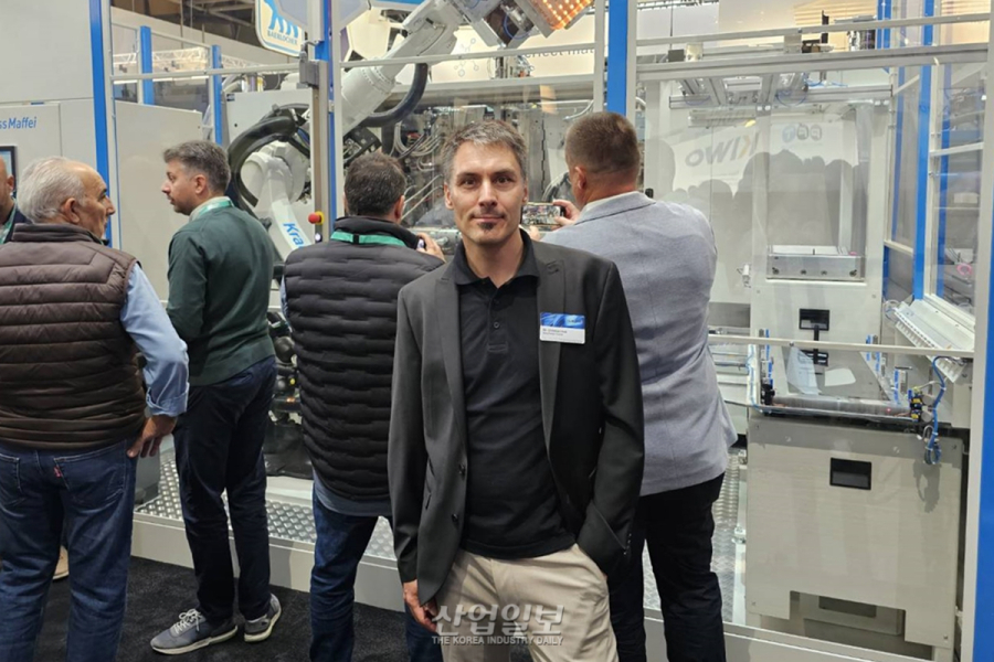 [독일 K 2025 현장] 크라우스마파이, 사출·코팅 일체화한 ‘FrontIQ Light’ 공정 공개