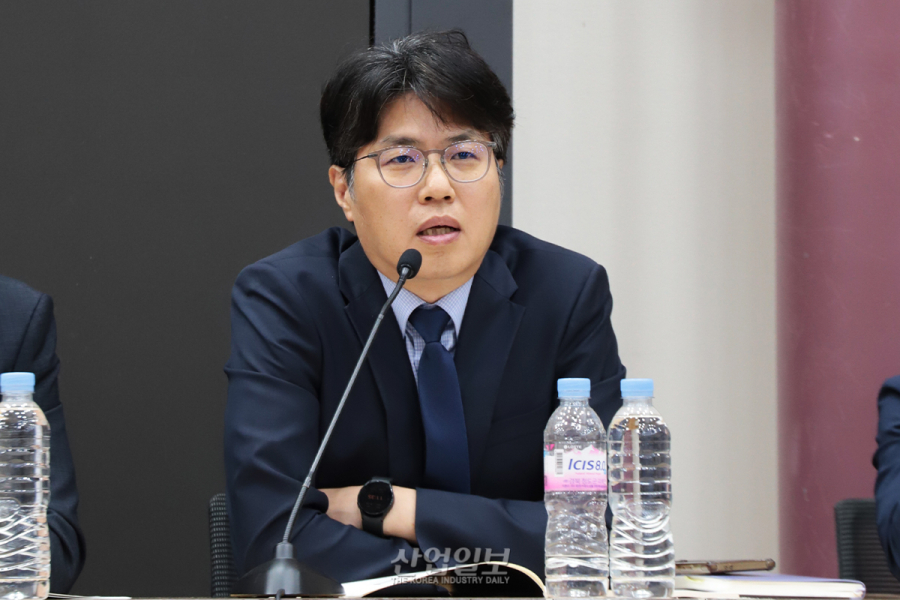 [그래픽뉴스] ‘로봇 밀도 1위’ 한국, 핵심 부품 내재화는 여전히 과제