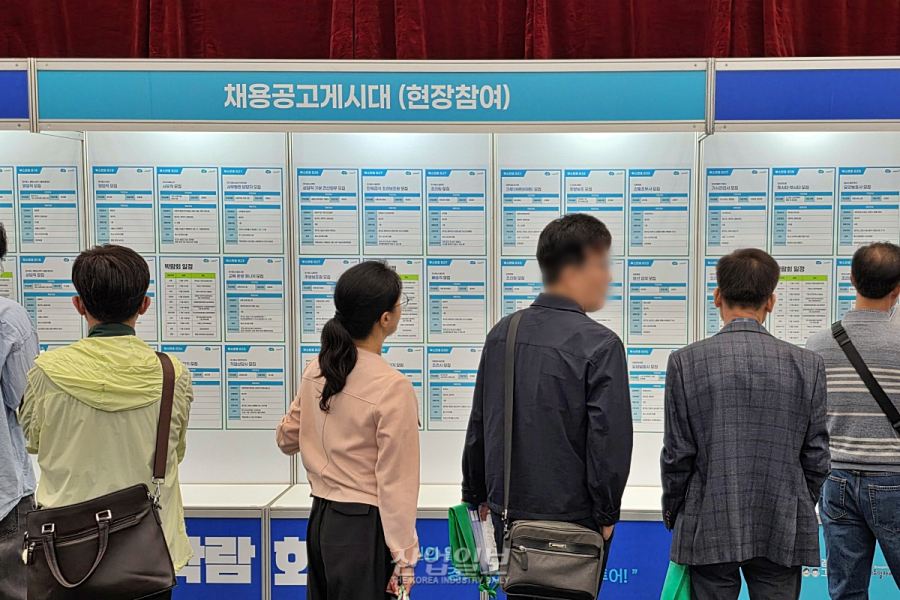 [노동의 2막①] 퇴직 후, 다시 이력서를 꺼내든 사람들