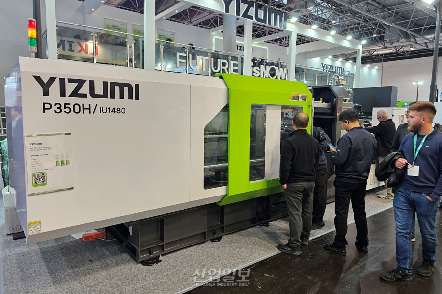 [독일 K 2025 현장] 이즈미, 사출·PUR 융합 기술 공개…지속가능 생산체계 강화