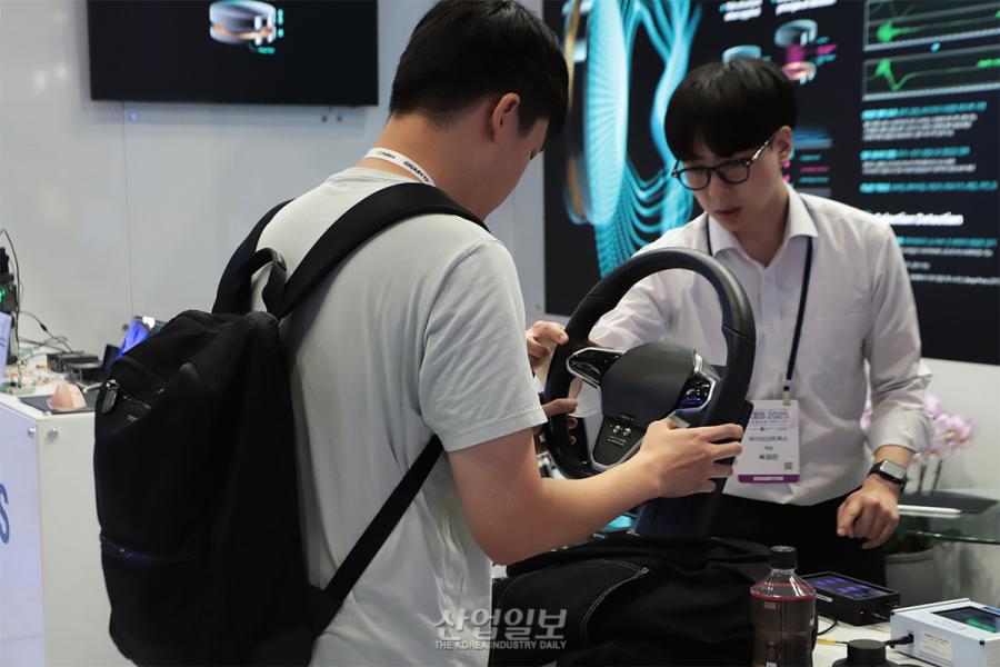 미래 전자·IT 기술 조명하는 ‘KES 2025’ 개막, “새로운 20년, AI·지속 가능성의 시대”