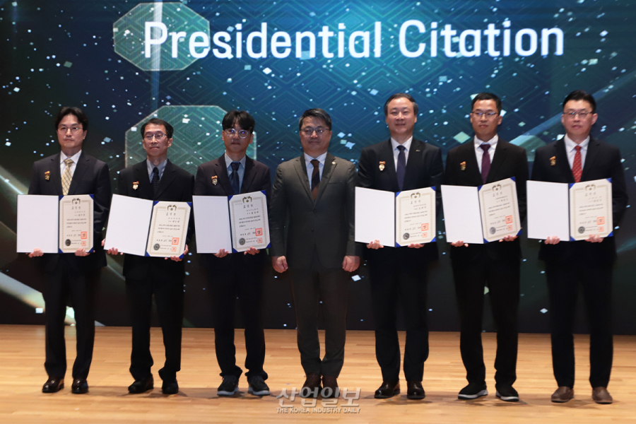 [포토뉴스] KES 2025, 전자·IT산업 유공자 포상