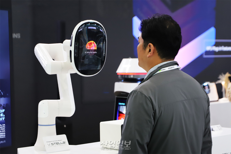 LLM 탑재 AI 로봇으로 안내 서비스 무인화