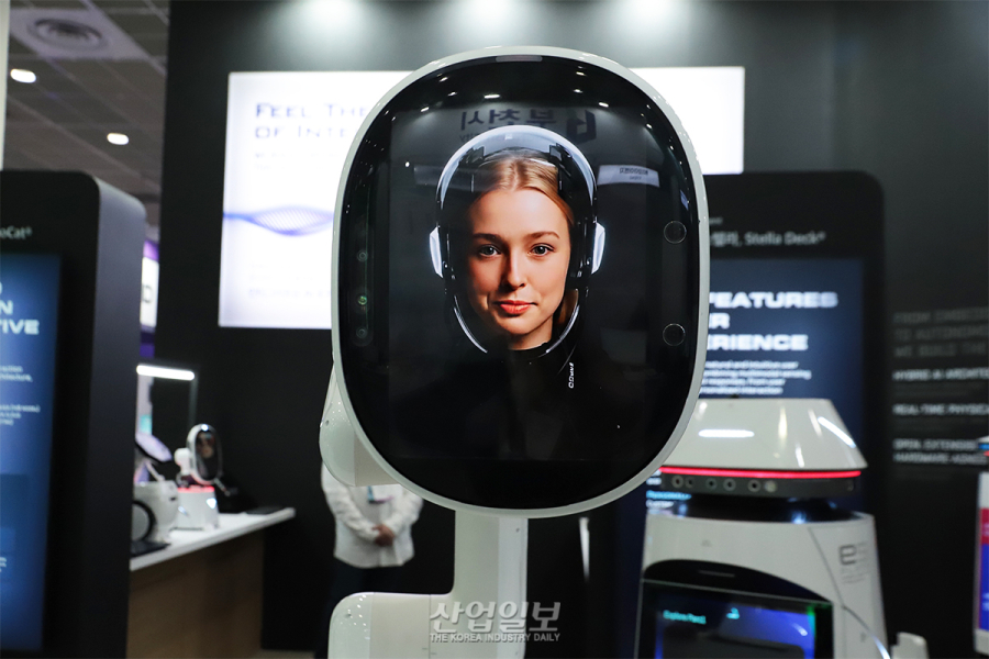 LLM 탑재 AI 로봇으로 안내 서비스 무인화