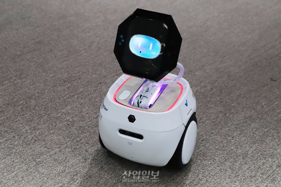 LLM 탑재 AI 로봇으로 안내 서비스 무인화