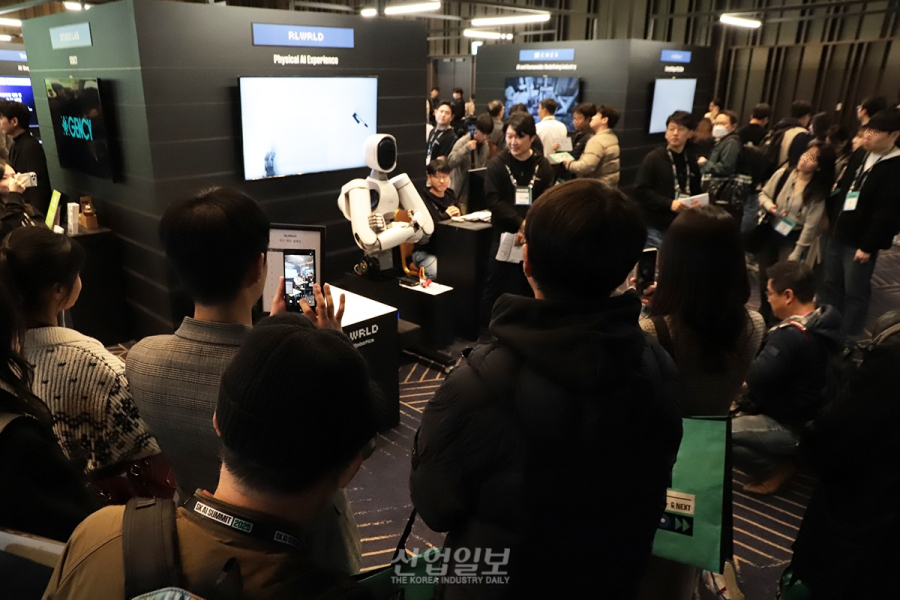 리얼월드, 휴머노이드로 RFM 동작 시연…‘시선집중’