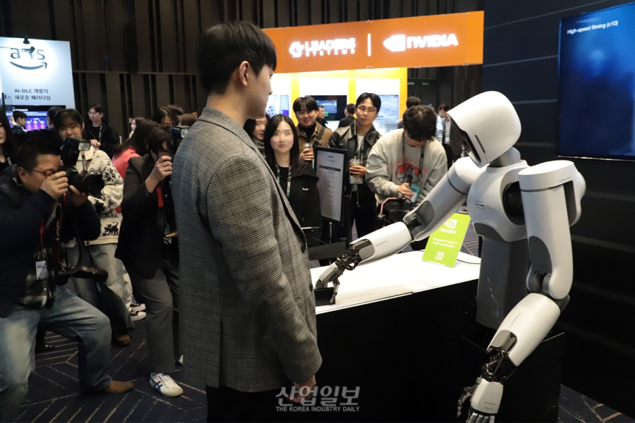 리얼월드, 휴머노이드로 RFM 동작 시연…‘시선집중’