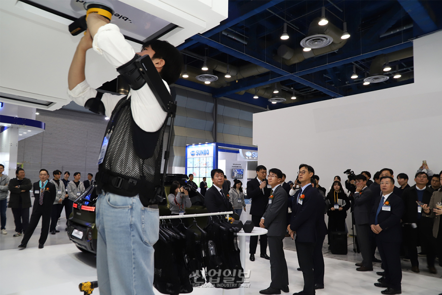 현대차, 산업용 웨어러블 로봇 ‘엑스블 숄더’로 작업자 어깨 부담↓