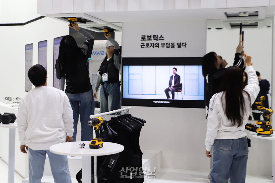 현대차, 산업용 웨어러블 로봇 ‘엑스블 숄더’로 작업자 어깨 부담↓