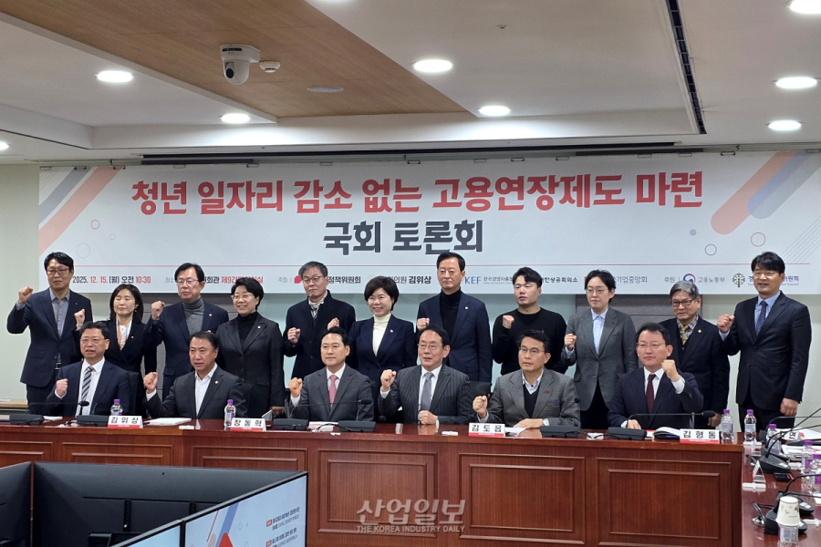 ‘소득 크레바스’ 막을 정년 연장, 해법은 ‘법적 강제’ 아닌 ‘선택적 계속고용’