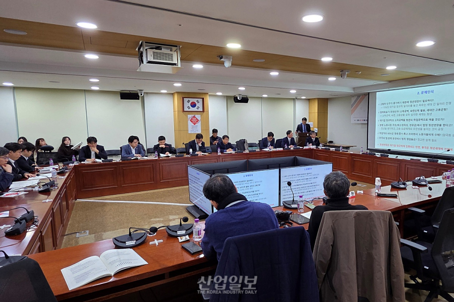 ‘소득 크레바스’ 막을 정년 연장, 해법은 ‘법적 강제’ 아닌 ‘선택적 계속고용’