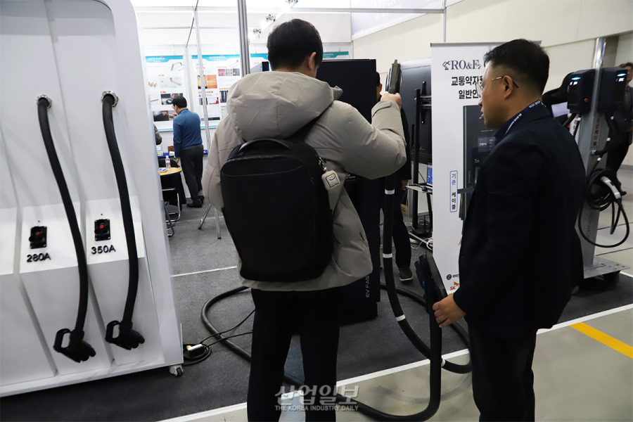 30~40% 가벼운 충전케이블, 전기차 충전인프라 불편 줄인다