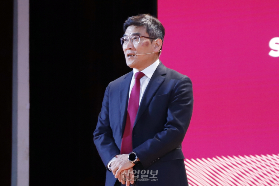 [Next Semiconductor ②] AI 반도체, ‘미세화 한계’ 넘는다