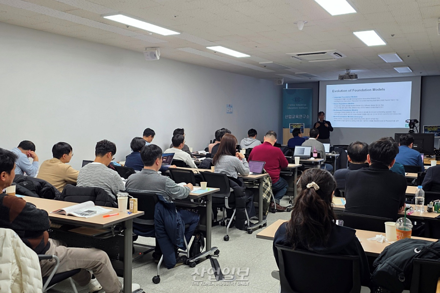 룰 기반 정지된 지능에서 ‘VLA’ 실행 지능으로… ‘피지컬 AI’가 바꿀 제조 현장